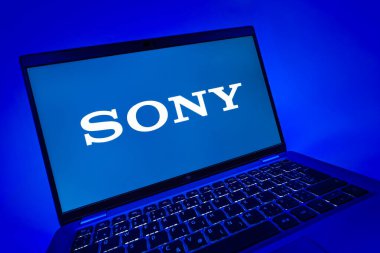 Prag, Çek Cumhuriyeti - 08 12 2025: Sony logosunu gösteren bir dizüstü bilgisayarın dinamik yakın çekimi. Sony elektronik, oyun ve eğlence üreten bir teknoloji şirketidir..