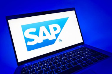 Prag, Çek Cumhuriyeti - 08 12 2025: SAP logosunu gösteren dinamik bir yakın plan. SAP, şirket uygulamaları ve çözümleri sağlayan bir yazılım şirketidir..