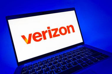 Prag, Çek Cumhuriyeti - 08 12 2025: Verizon logosunu gösteren dinamik bir yakın plan. Verizon, kablosuz ve geniş bant hizmetleri sağlayan bir telekom şirketidir..