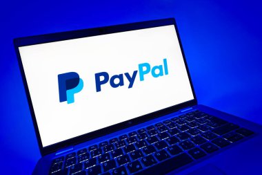 Prag, Çek Cumhuriyeti - 08 12 2025: PayPal logosunu gösteren dinamik bir yakın plan. PayPal çevrimiçi ödemeler ve para transferleri için bir platformdur.