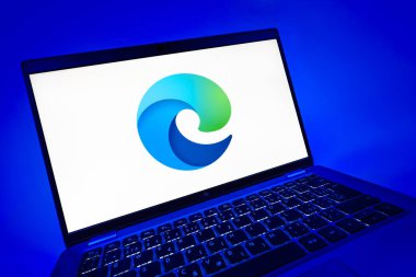Prag, Çek Cumhuriyeti - 08 12 2025: Sınır logosunu gösteren bir laptopun dinamik yakın çekimi. Edge, Microsoft tarafından Windows aygıtları için geliştirilen bir web tarayıcısıdır..