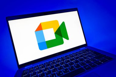 Prag, Çek Cumhuriyeti - 08 12 2025: Google Meet logosunu gösteren dinamik bir yakın plan. Google Meet video toplantıları ve çevrimiçi işbirliği için bir platformdur.