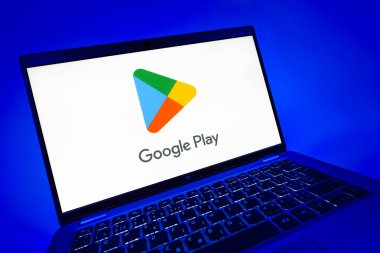 Prag, Çek Cumhuriyeti - 08 12 2025: Google Play logosunu gösteren bir dizüstü bilgisayarın dinamik yakın çekimi. Google Play uygulamaları, oyunları ve dijital içeriği indirmek için bir platformdur.
