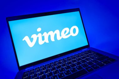 Prag, Çek Cumhuriyeti - 08 12 2025: Vimeo logosunu gösteren bir dizüstü bilgisayarın dinamik yakın çekimi. Vimeo, yüksek kaliteli video sunucu ve paylaşımı için bir platformdur.