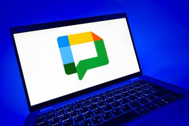 Prag, Çek Cumhuriyeti - 08 12 2025: Google Chat logosunu gösteren dinamik bir yakın plan. Google Chat mesajlaşma ve takım işbirliği için bir platformdur.