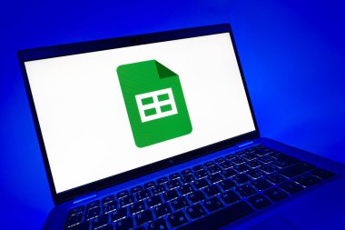 Prag, Çek Cumhuriyeti - 08 12 2025: Google Sheets logosunu gösteren dinamik bir yakın plan. Google Sayfalar tablo oluşturmak ve yönetmek için bir platformdur.