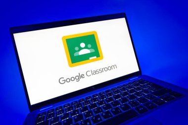 Prag, Çek Cumhuriyeti - 08 12 2025: Google Sınıfı logosunu gösteren bir dizüstü bilgisayarın dinamik yakın çekimi. Google Sınıfı, sınıfları ve eğitim içeriğini yönetmek için bir platformdur.