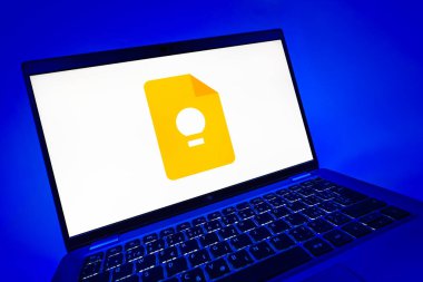 Prag, Çek Cumhuriyeti - 08 12 2025: Google Keep logosunu gösteren dinamik bir yakın plan. Google Keep notlar, listeler ve hatırlatıcılar için bir platformdur.