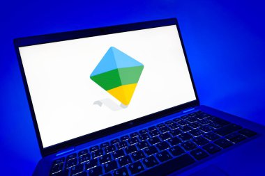 Prag, Çek Cumhuriyeti - 08 12 2025: Google Family Link logosunu gösteren dinamik bir yakın plan. Google Family Link ebeveyn denetimi ve çocuk hesabı yönetimi için bir platformdur.