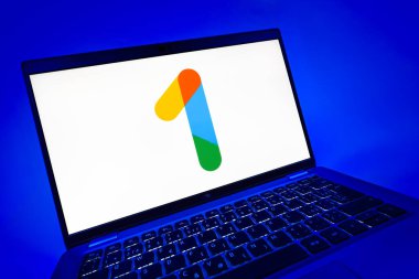 Prag, Çek Cumhuriyeti - 08 12 2025: Google One logosunu gösteren bir dizüstü bilgisayarın dinamik yakın çekimi. Google 1 bulut depolama ve abonelik hizmetleri için bir platformdur.