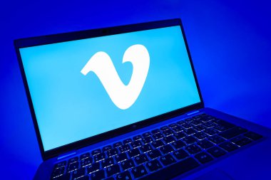 Prag, Çek Cumhuriyeti - 08 12 2025: Vimeo logosunu gösteren bir dizüstü bilgisayarın dinamik yakın çekimi. Vimeo, yüksek kaliteli video sunucu ve paylaşımı için bir platformdur.