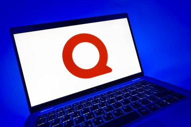 Prag, Çek Cumhuriyeti - 08 12 2025: Quora logosunu gösteren bir dizüstü bilgisayarın dinamik yakın çekimi. Quora soru sormak ve bilgi paylaşmak için bir platformdur..