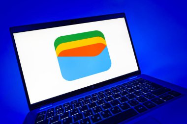 Prag, Çek Cumhuriyeti - 08 12 2025: Google Cüzdan logosunu gösteren dinamik bir yakın plan. Google Cüzdanı dijital ödeme yöntemlerini depolamak ve kullanmak için bir platformdur.