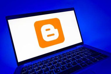 Prag, Çek Cumhuriyeti - 08 12 2025: Blogger logosunu gösteren bir dizüstü bilgisayarın dinamik yakın çekimi. Blogger blog oluşturma ve yayınlama için bir platformdur.