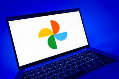 Prag, Çek Cumhuriyeti - 08 12 2025: Google Photos logosunu gösteren dinamik bir yakın plan. Google Fotoğrafları fotoğraf ve videoları saklamak ve düzenlemek için bir platformdur.