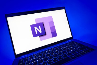 Prag, Çek Cumhuriyeti - 08 12 2025: Microsoft OneNote logosunu gösteren bir dizüstü bilgisayarın dinamik yakın çekimi. Microsoft OneNote not almak ve düzenlemek için bir platformdur.