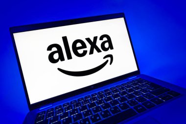 Prag, Çek Cumhuriyeti - 08 12 2025: Alexa logosunu gösteren bir dizüstü bilgisayarın dinamik yakın çekimi. Alexa akıllı aygıtlar ve servisler için ses asistanıdır.