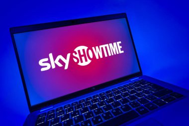 Prag, Çek Cumhuriyeti - 08 12 2025: SkyShowtime logosunu gösteren dinamik bir yakın plan. SkyShowtime, sinema ve televizyon dizileri için bir yayın platformudur..