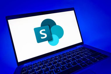 Prag, Çek Cumhuriyeti - 08 12 2025: Microsoft Sharepoint logosunu gösteren dinamik bir yakın plan. Microsoft Sharepoint işbirliği ve belge yönetimi için bir platformdur.