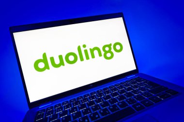 Prag, Çek Cumhuriyeti - 08 12 2025: Duolingo logosunu gösteren dinamik bir yakın plan. Duolingo interaktif olarak dil öğrenmek için bir platformdur..