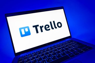 Prag, Çek Cumhuriyeti - 08 12 2025: Trello logosunu gösteren bir dizüstü bilgisayarın dinamik yakın çekimi. Trello, tahta ve görevleri kullanarak proje yönetimi için bir platformdur.