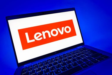 Prag, Çek Cumhuriyeti - 08 12 2025: Lenovo logosunu gösteren dinamik bir yakın plan. Lenovo bilgisayar ve elektronik üreten bir teknoloji şirketidir..
