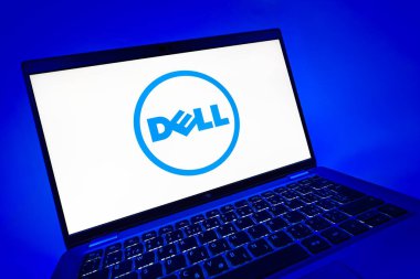 Prag, Çek Cumhuriyeti - 08 12 2025: Dell logosunu gösteren bir dizüstü bilgisayarın dinamik yakın çekimi. Dell bilgisayar ve bilişim çözümleri üreten bir teknoloji şirketidir..