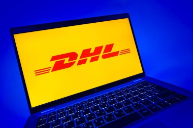 Prag, Çek Cumhuriyeti - 08 12 2025: DHL logosunu gösteren dinamik bir yakın plan. DHL uluslararası nakliye hizmeti sunan bir lojistik şirketidir..