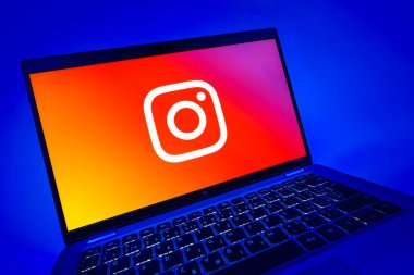 Prag, Çek Cumhuriyeti - 08 12 2025: Instagram logosunu gösteren dinamik bir yakın plan. Instagram fotoğraf ve video paylaşımı için bir sosyal medya platformudur..