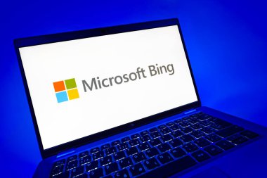 Prag, Çek Cumhuriyeti - 08 12 2025: Microsoft Bing logosunu gösteren dinamik bir yakın plan. Microsoft Bing çevrimiçi bilgi bulmak için bir arama motorudur.
