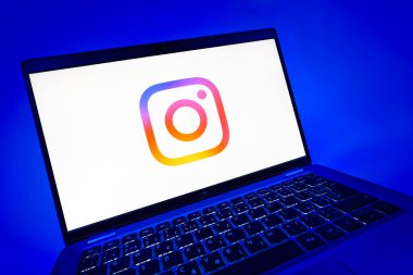 Prag, Çek Cumhuriyeti - 08 12 2025: Instagram logosunu gösteren dinamik bir yakın plan. Instagram fotoğraf ve video paylaşımı için bir sosyal medya platformudur..