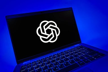 Prag, Çek Cumhuriyeti - 08 12 2025: OpenAI logosunu gösteren dinamik bir yakın plan. OpenAI, yapay zeka modelleri ve uygulamaları geliştiren bir platformdur..