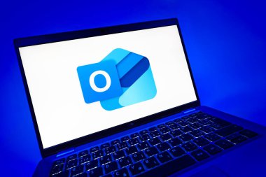 Prag, Çek Cumhuriyeti - 08 12 2025: Outlook logosunu gösteren bir bilgisayarın dinamik yakın çekimi. Outlook iletileri göndermek ve yönetmek için bir e- posta platformudur.