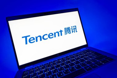 Prag, Çek Cumhuriyeti - 08 12 2025: Tencent logosunu gösteren bir dizüstü bilgisayarın dinamik yakın çekimi. Tencent internet hizmetleri ve oyunlar sağlayan bir teknoloji şirketidir..