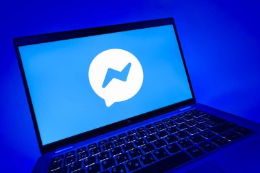 Prag, Çek Cumhuriyeti - 08 12 2025: Haberci logosunu gösteren dinamik bir yakın plan. Haberci Facebook 'ta mesajlaşma ve sohbet için bir platformdur.