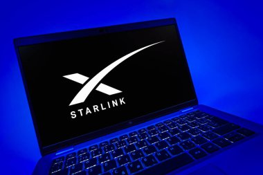 Prag, Çek Cumhuriyeti - 08 12 2025: Starlink logosunu gösteren bir dizüstü bilgisayarın dinamik yakın çekimi. Starlink küresel bağlantı sağlayan bir uydu internet hizmetidir.
