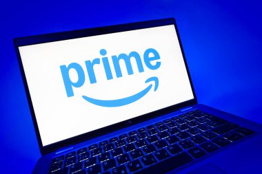 Prag, Çek Cumhuriyeti - 08 12 2025: Prime logosunu gösteren bir dizüstü bilgisayarın dinamik yakın çekimi. Asal, alışveriş, yayın ve faydaları için bir abonelik hizmetidir..