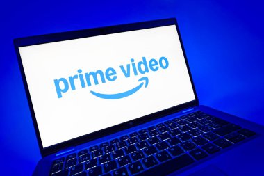 Prag, Çek Cumhuriyeti - 08 12 2025: Prime video logosunu gösteren bir dizüstü bilgisayarın dinamik yakın çekimi. Asal video, filmler ve TV programları için bir yayın platformudur..