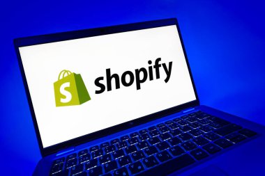 Prag, Çek Cumhuriyeti - 08 12 2025: Shopify logosunu gösteren dinamik bir yakın plan. Shopify çevrimiçi mağazalar oluşturmak ve yönetmek için bir platformdur.