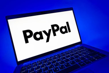 Prag, Çek Cumhuriyeti - 08 12 2025: PayPal logosunu gösteren dinamik bir yakın plan. PayPal çevrimiçi ödemeler ve para transferleri için bir platformdur.