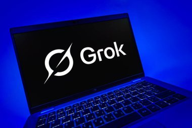 Prag, Çek Cumhuriyeti - 08 12 2025: Grok logosunu gösteren bir dizüstü bilgisayarın dinamik yakın çekimi. Grok metin oluşturma ve analiz için bir yapay zeka asistanıdır.