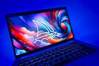 Prag, Çek Cumhuriyeti - 08 12 2025: Midtrip logosunu gösteren bir dizüstü bilgisayarın dinamik yakın çekimi. Midtrip yapay zeka ürünü resimler ve sanat için bir platformdur..