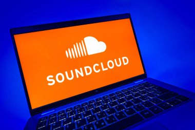 Prag, Çek Cumhuriyeti - 08 12 2025: SoundCloud logosunu gösteren dinamik bir yakın plan. SoundCloud müzik paylaşımı ve yayını için bir platformdur..
