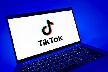 Prag, Çek Cumhuriyeti - 08 12 2025: TikTok logosunu gösteren dinamik bir yakın plan. TikTok kısa, yaratıcı ve viral video platformu.
