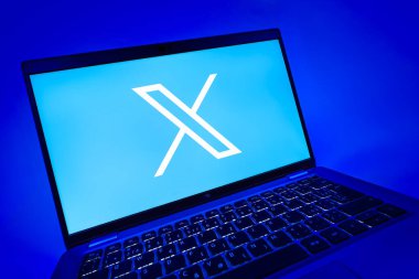 Prag, Çek Cumhuriyeti - 08 12 2025: X logosunu gösteren bir dizüstü bilgisayarın dinamik yakın çekimi. X, kısa gönderileri ve güncellemeleri paylaşmak için bir platformdur.