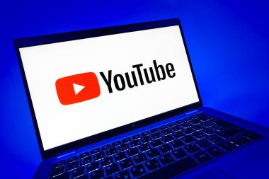 Prag, Çek Cumhuriyeti - 08 12 2025: Youtube logosunu gösteren bir bilgisayarın dinamik yakın çekimi. Youtube dünya çapında videoları izlemek ve paylaşmak için bir platform.