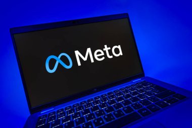 Prag, Çek Cumhuriyeti - 08 12 2025: Meta logosunu gösteren dinamik bir yakın plan. Meta, Facebook ve Instagram gibi sosyal platformlar sunan bir şirket..