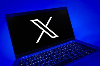 Prag, Çek Cumhuriyeti - 08 12 2025: X logosunu gösteren bir dizüstü bilgisayarın dinamik yakın çekimi. X, kısa gönderileri ve güncellemeleri paylaşmak için bir platformdur.