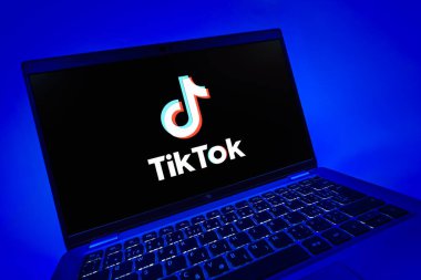 Prag, Çek Cumhuriyeti - 08 12 2025: TikTok logosunu gösteren dinamik bir yakın plan. TikTok kısa, yaratıcı ve viral video platformu.