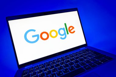 Prag, Çek Cumhuriyeti - 08 12 2025: Google logosunu gösteren bir dizüstü bilgisayarın dinamik yakın çekimi. Google bilgi için bir arama motoru ve teknoloji platformudur.